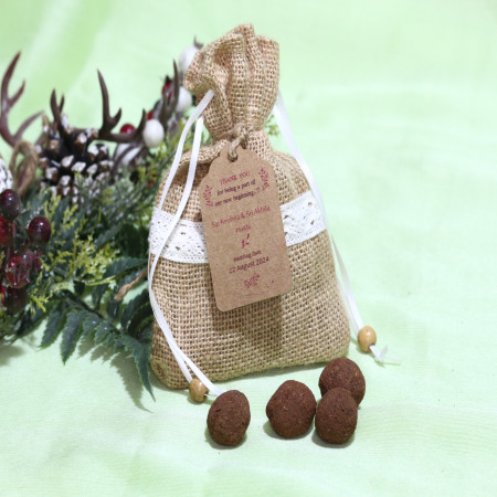 Laced jute pouch with 4 seed balls
